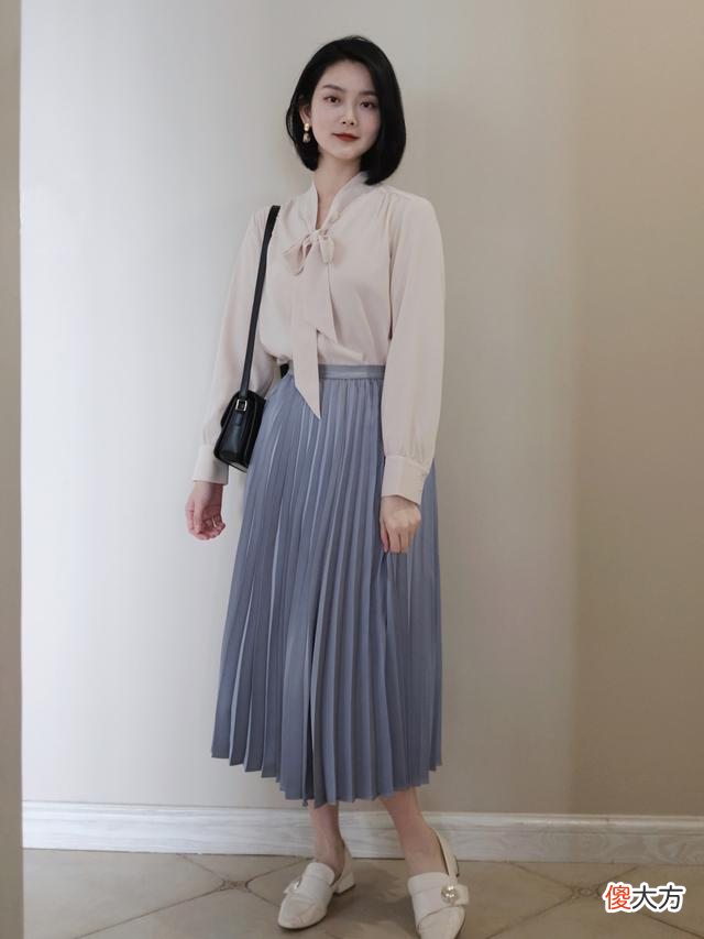 【时尚一点】今年夏天流行一种穿搭，叫“衬衫＋百褶裙”，中年女性穿优雅时髦