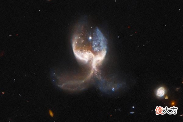 NASA拍到两个星系正在碰撞 犹如天使之翼