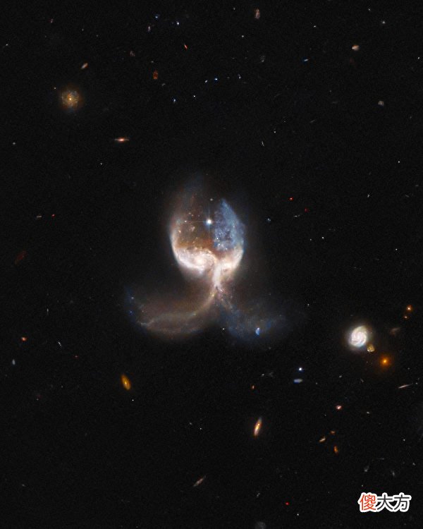 NASA拍到两个星系正在碰撞 犹如天使之翼