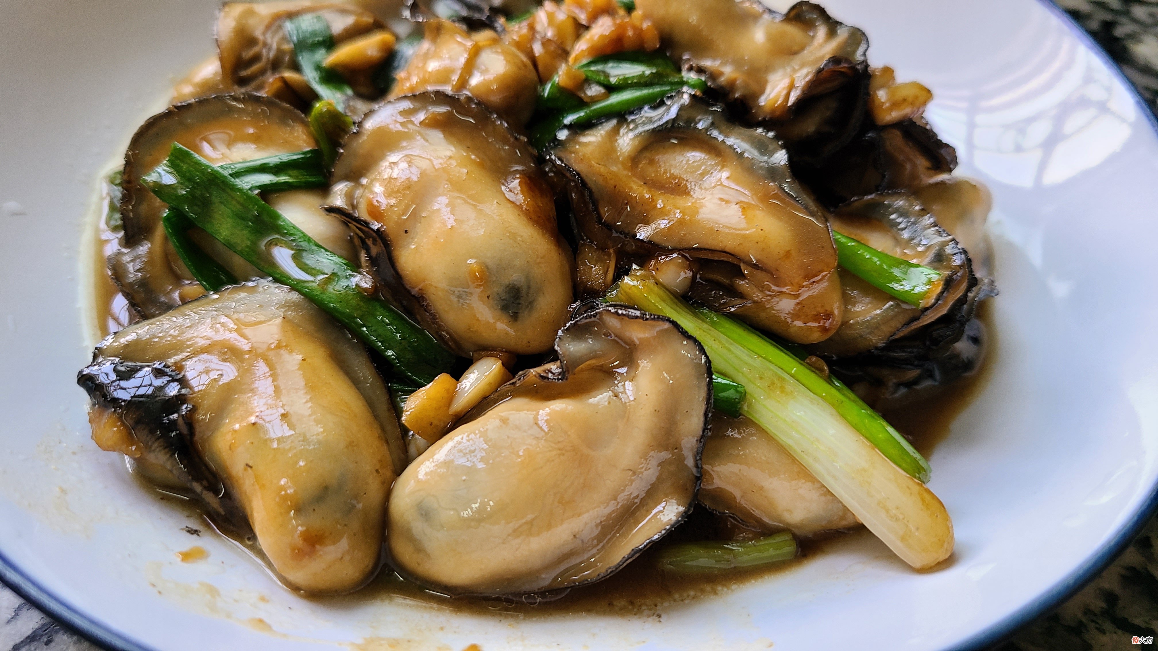广式炒生蚝原来这么好吃，家常做法味道鲜美，看着就馋了