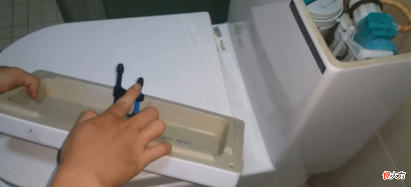 马桶盖上的小机关 马桶上的开关