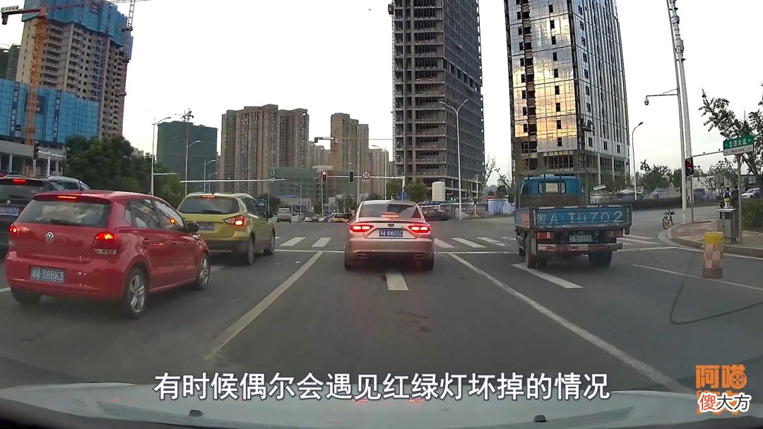 红绿灯突然坏了 红绿灯坏了突然好了