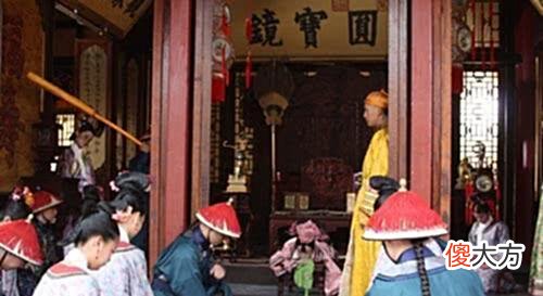 【历史故事】故宫珍妃井连头都塞不进，慈禧是如何将珍妃推下去的？答案其实很简单！