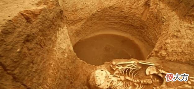 【爱历史】古代皇上驾崩，殉葬嫔妃的双腿为何总是分开？死前经历了啥