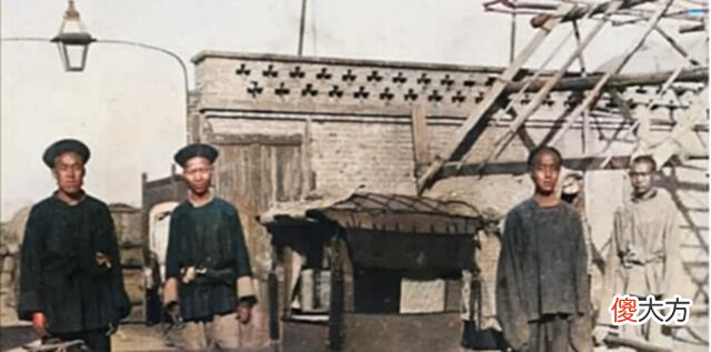 【历史故事】晚清社会何模样? 侩子手眼神阴冷, 死刑犯被关牢房, 探头吐舌卖萌