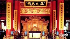 【爱历史】故宫里那把金灿灿的龙椅，是用啥材料做的？价值远超过黄金！