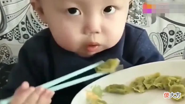 宝宝很小就会用筷子，眼神像极了“熊二”