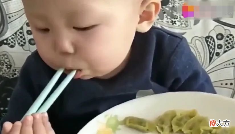 宝宝很小就会用筷子，眼神像极了“熊二”