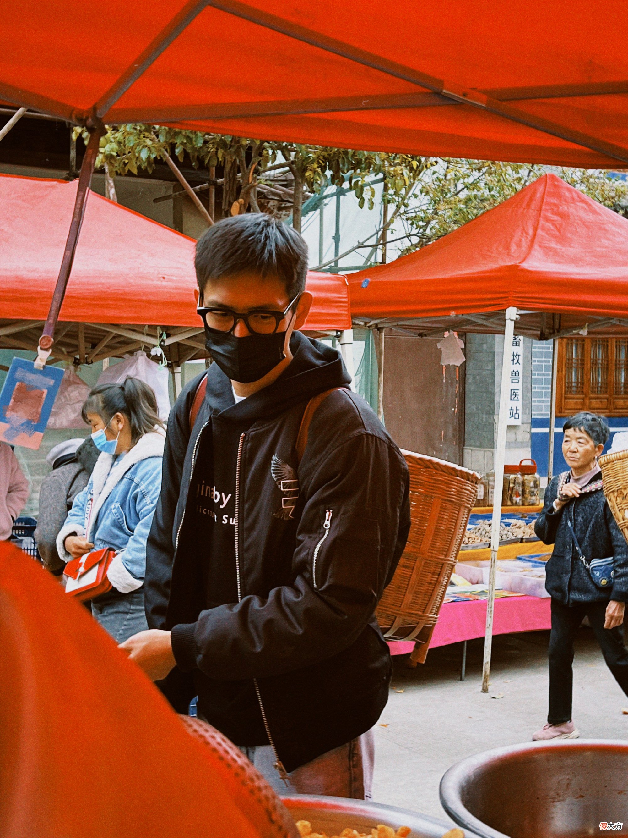 【就爱时尚】跟着李现学穿搭,平平无奇的黑色系如何穿出让人怦然心动的感觉?