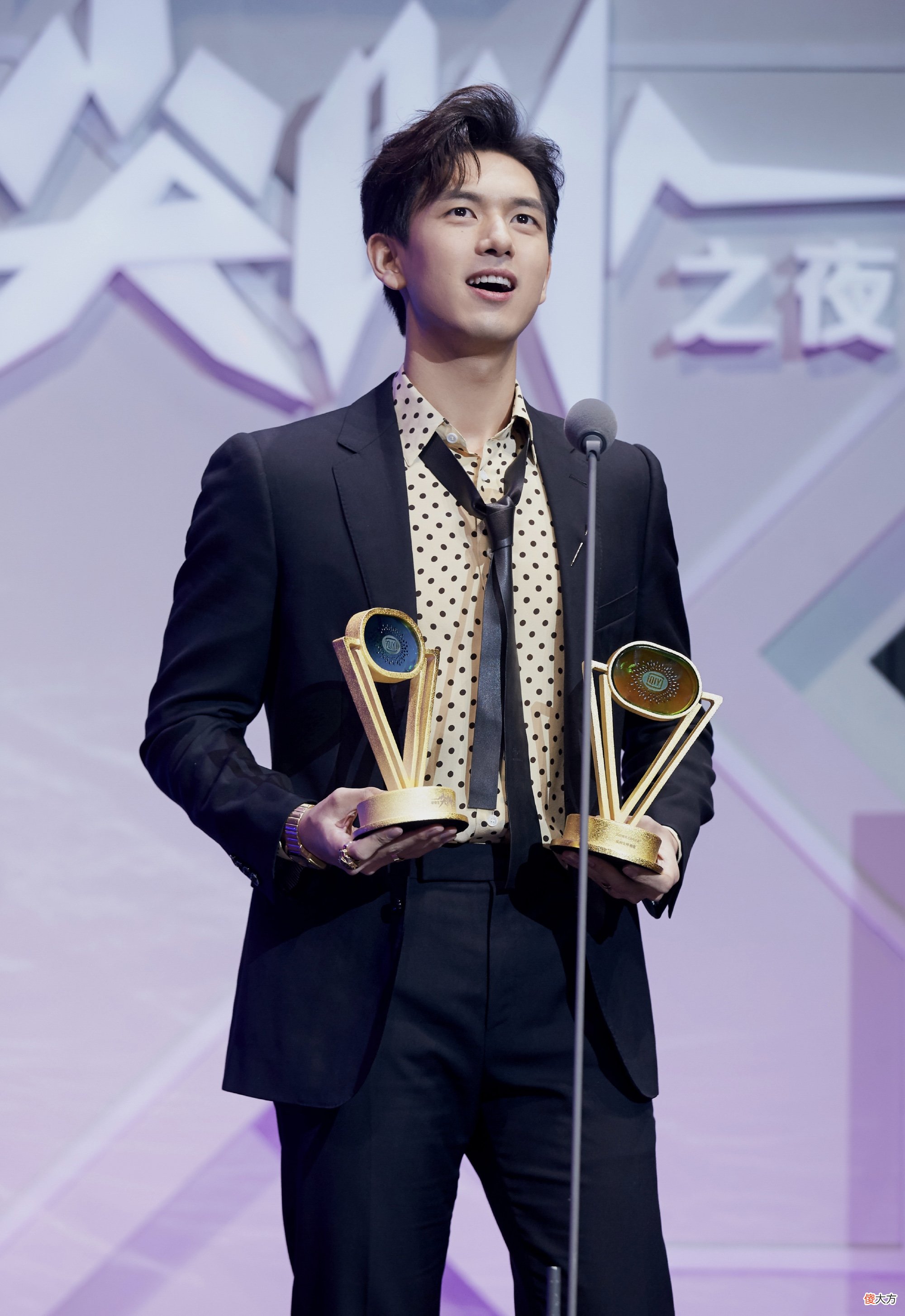 【就爱时尚】跟着李现学穿搭,平平无奇的黑色系如何穿出让人怦然心动的感觉?
