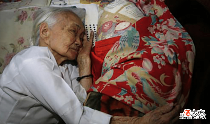 【历史故事】96岁越南妇人, 抱着日军遗留的衣物睡了60年, 儿子恨骂不绝