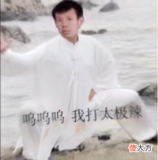【游戏世界】张嘉文吃全局资源熏炸对方基地，网友：好兄弟张嘉文拿的一手男枪