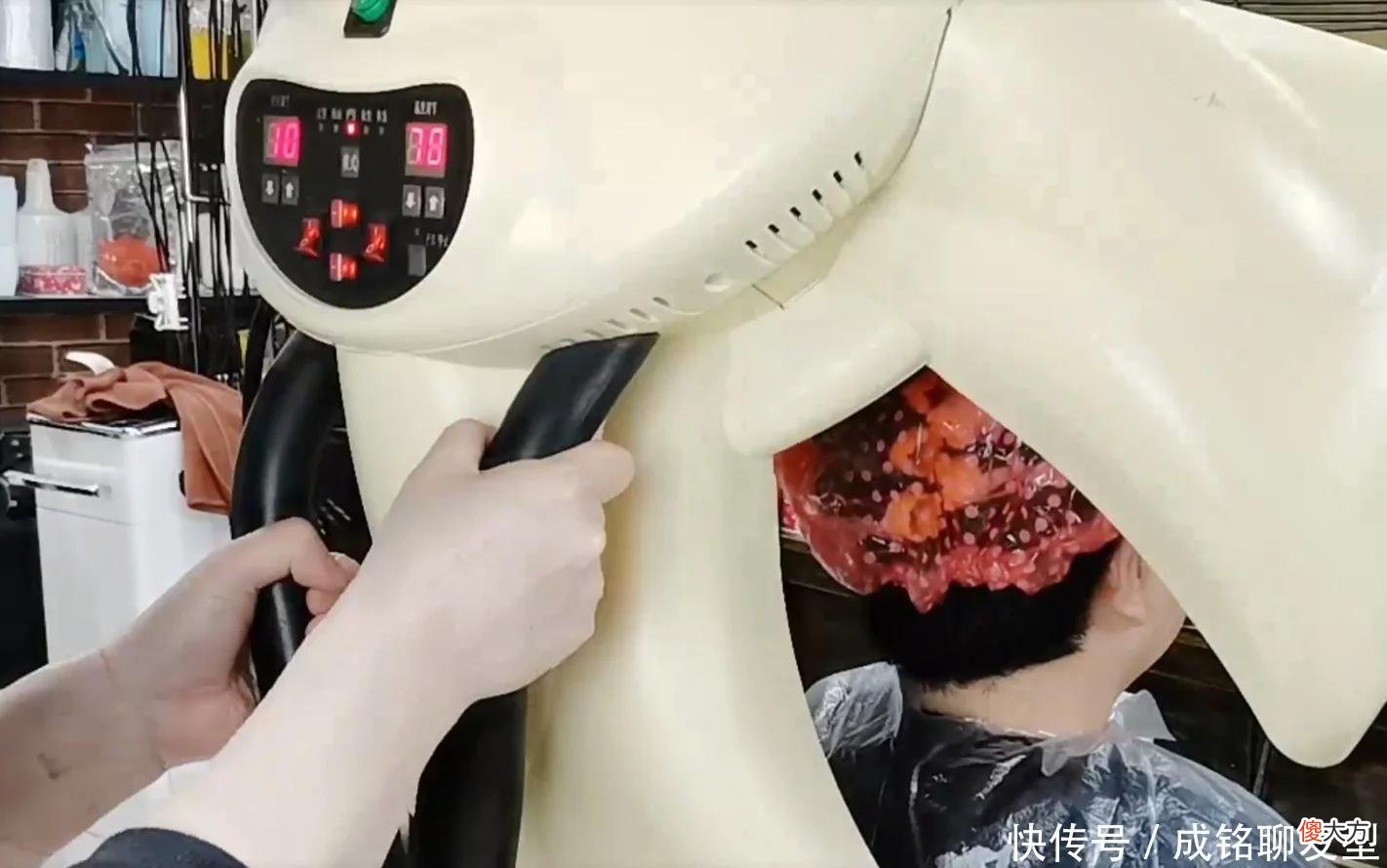 【就爱时尚】女人过了50岁就别留长卷发了，推荐一款短发纹理烫，时尚又显年轻