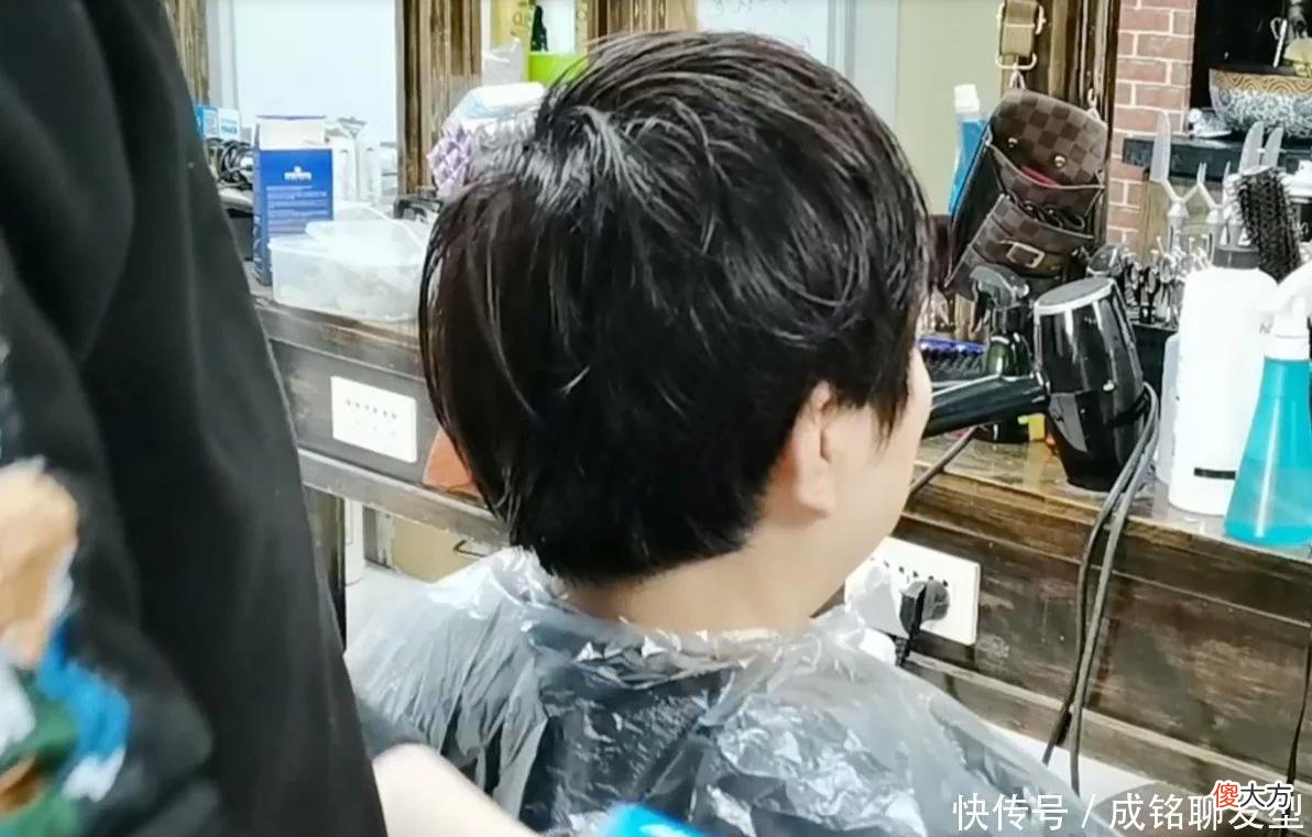 【就爱时尚】女人过了50岁就别留长卷发了，推荐一款短发纹理烫，时尚又显年轻