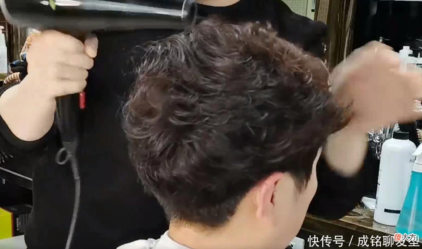 【就爱时尚】女人过了50岁就别留长卷发了，推荐一款短发纹理烫，时尚又显年轻
