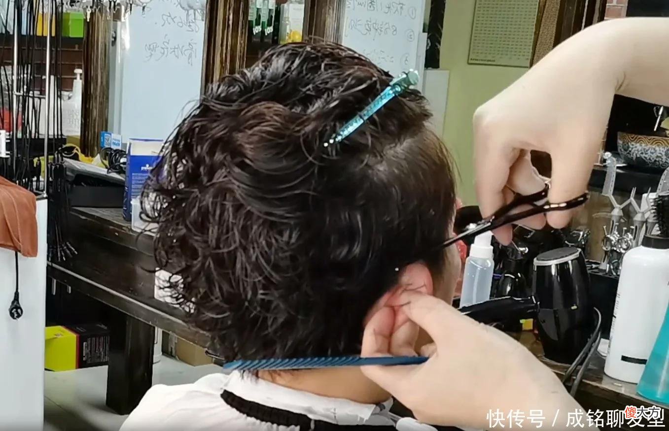 【就爱时尚】女人过了50岁就别留长卷发了，推荐一款短发纹理烫，时尚又显年轻