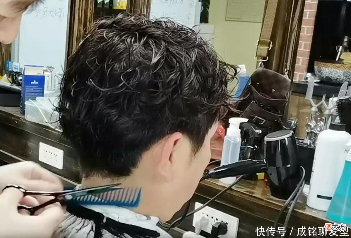 【就爱时尚】女人过了50岁就别留长卷发了，推荐一款短发纹理烫，时尚又显年轻