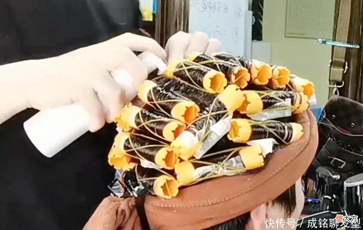 【就爱时尚】女人过了50岁就别留长卷发了，推荐一款短发纹理烫，时尚又显年轻