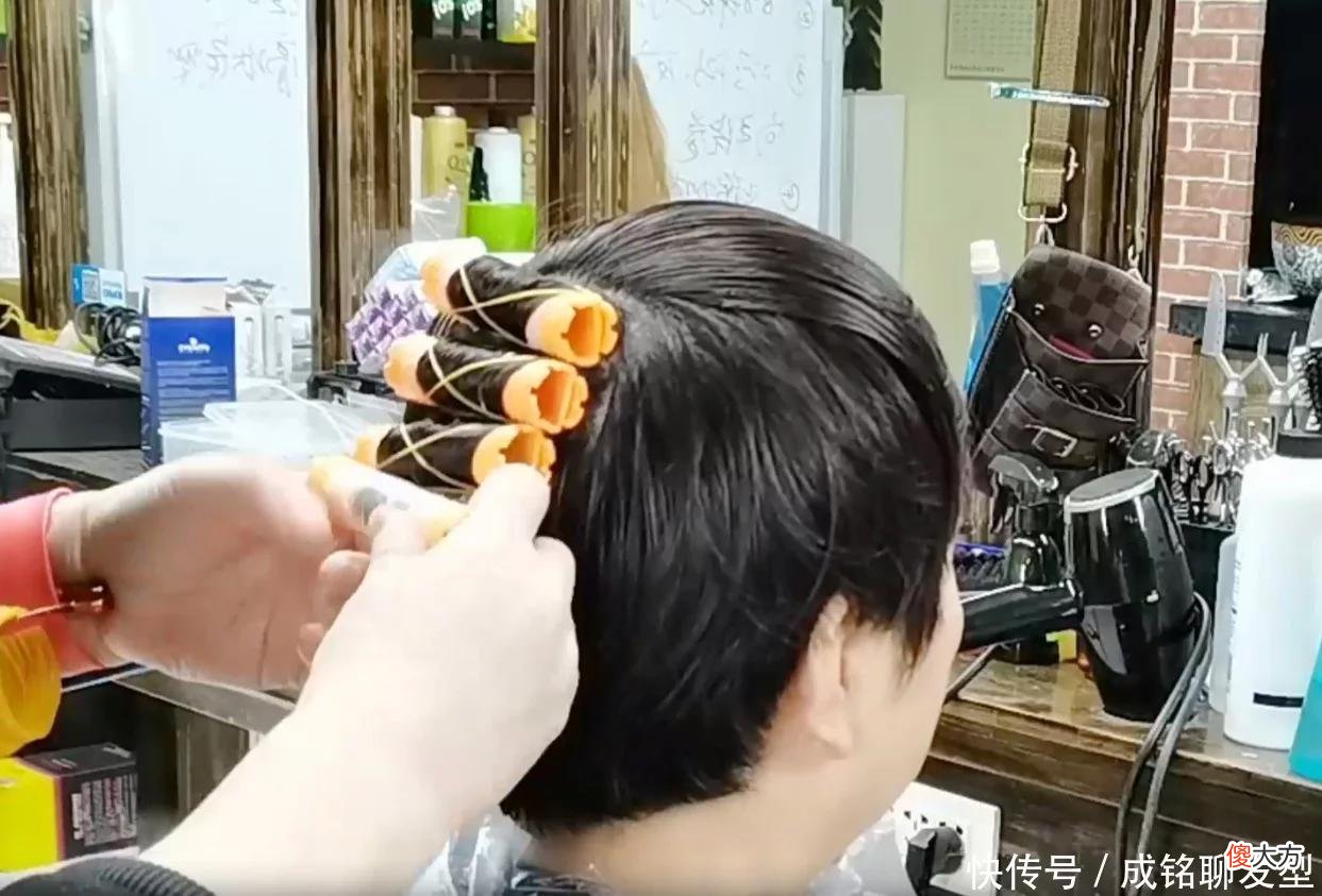 【就爱时尚】女人过了50岁就别留长卷发了，推荐一款短发纹理烫，时尚又显年轻