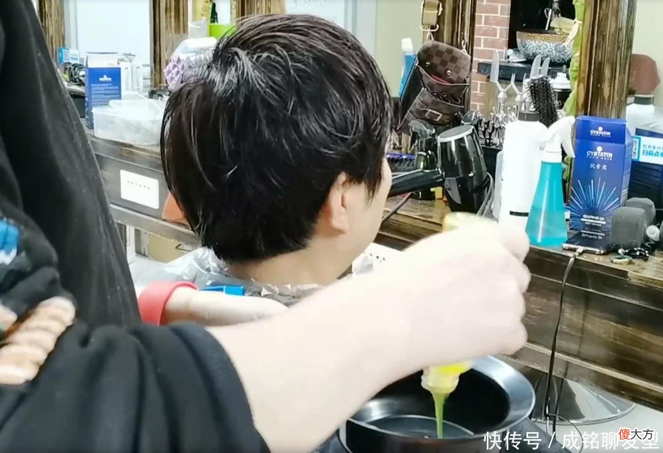 【就爱时尚】女人过了50岁就别留长卷发了，推荐一款短发纹理烫，时尚又显年轻