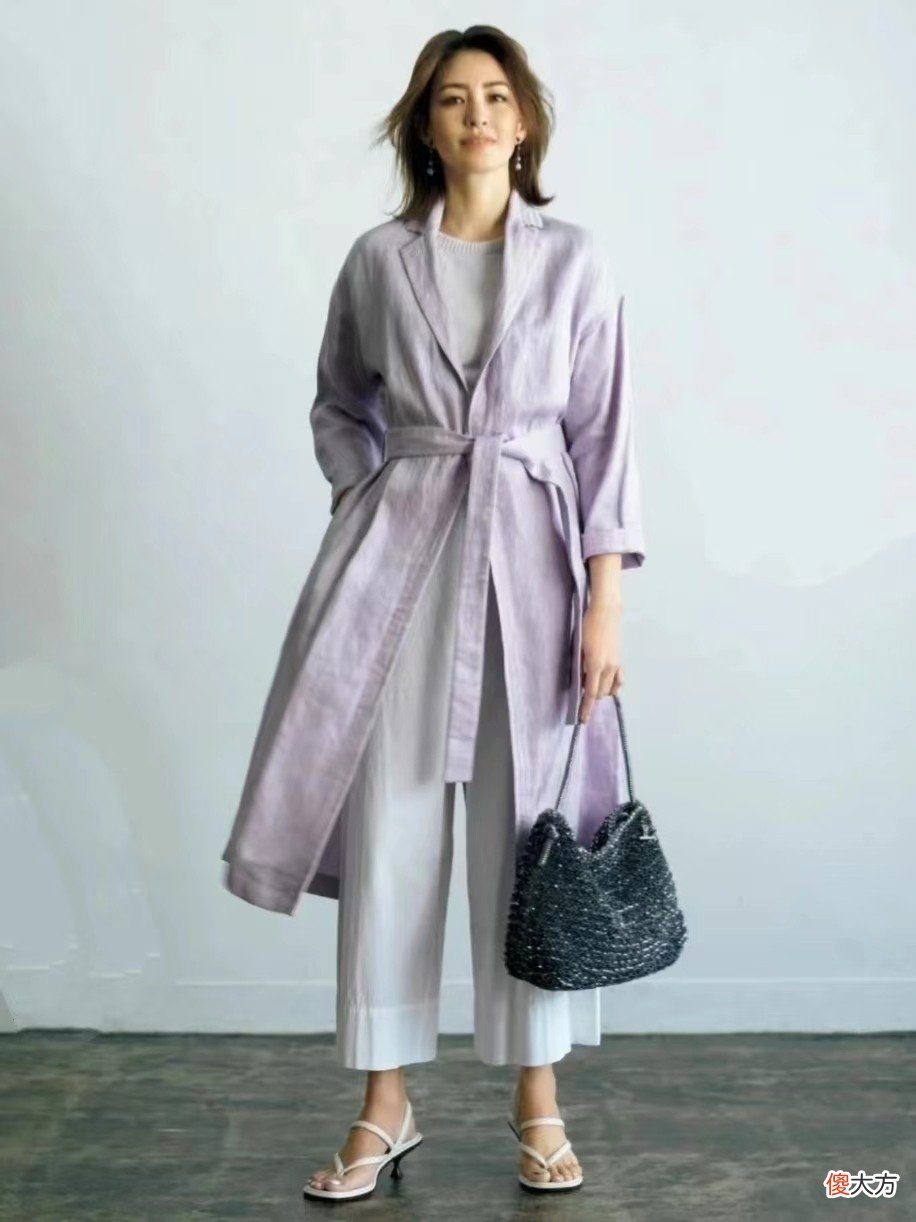 【时尚一点】中年女人别总穿“大妈装”了,简约、优雅又减龄的打扮,更适合你