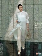 【时尚一点】中年女人别总穿“大妈装”了，简约、优雅又减龄的打扮，更适合你