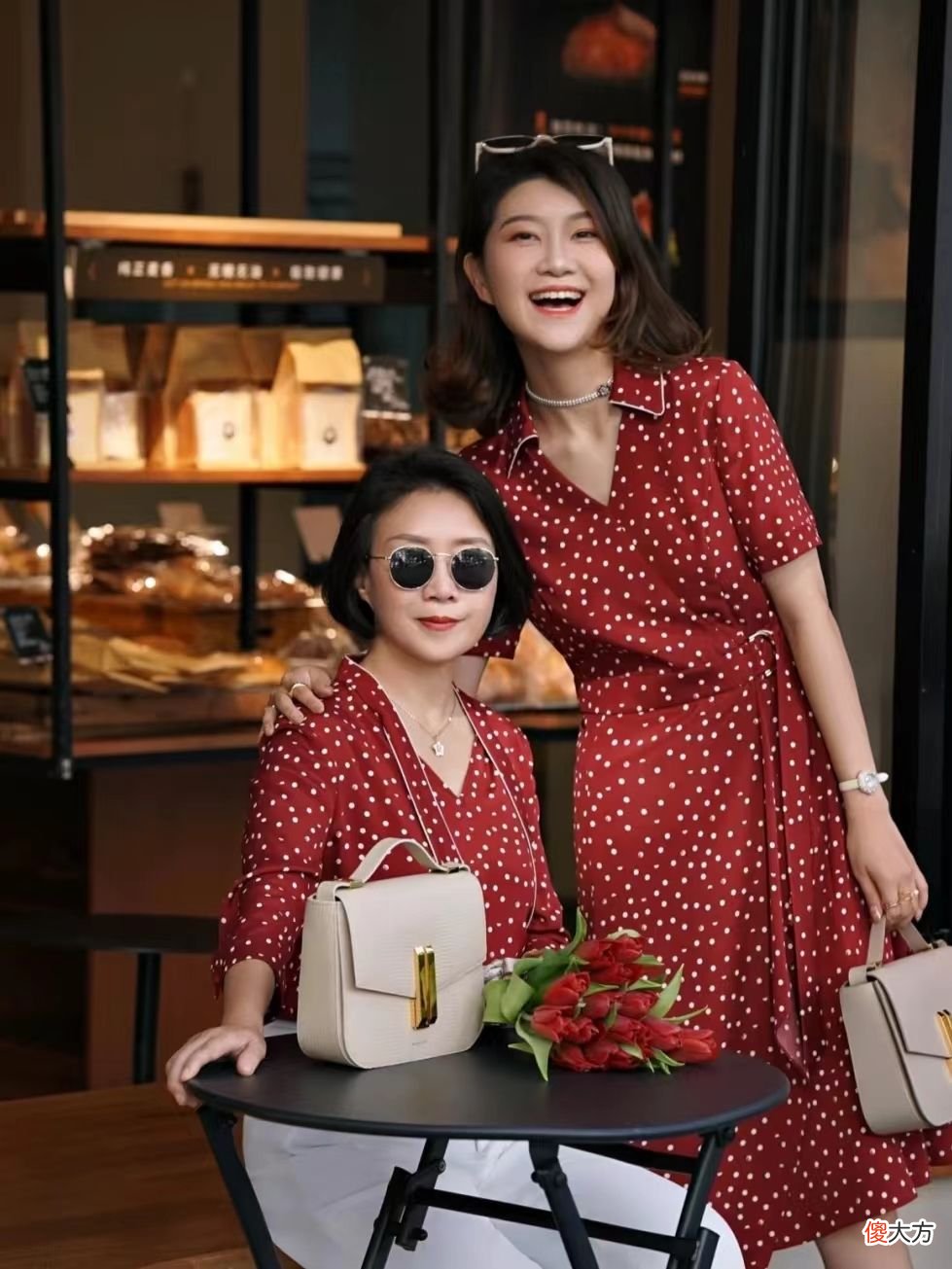 【时尚一点】提醒妈妈辈女人，初夏穿裙子影响气质的因素除了裙款，还有鞋子