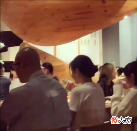 【时尚一点】大S婚后罕见高调起来！与韩国老公同款刺青太恩爱，穿裙装终于有女明星范