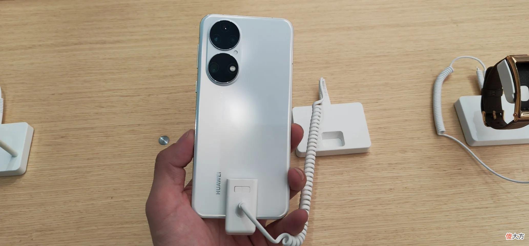 买OPPO、选VIVO还是入手小米？除了华为，谁还能扛起国产旗舰大旗1.OV：仍然主攻线下渠道，每年一款高端旗舰机，市场号召力更强！2.小米：品牌价值仍有提高空间，被刻板印象束缚，好在潜力无穷