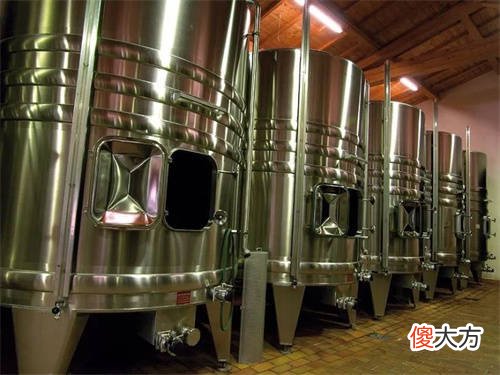 哪个品种葡萄酒单宁低 低单宁的葡萄酒是新酒还是老酒