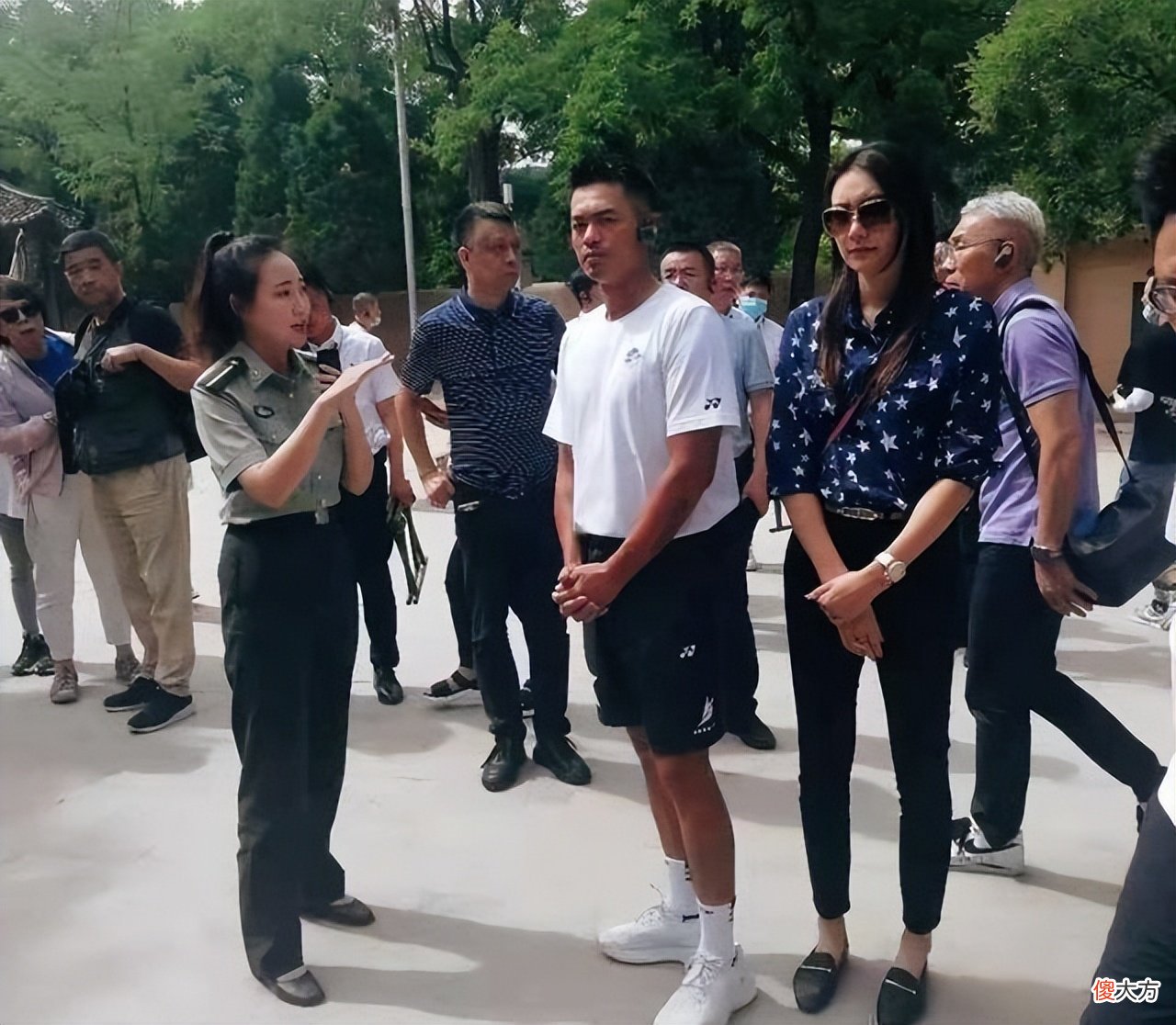 【就爱时尚】林丹妻子一看就是女强人，花衬衫配窄腿裤挺显比例，气场真挺足的