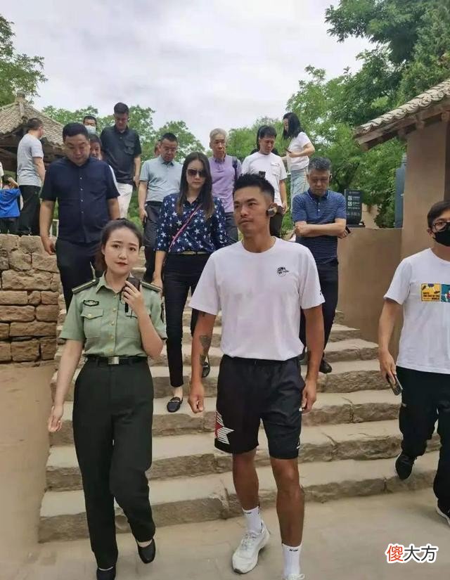 【就爱时尚】林丹妻子一看就是女强人，花衬衫配窄腿裤挺显比例，气场真挺足的