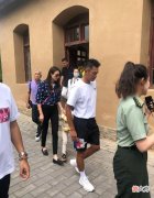 【就爱时尚】林丹妻子一看就是女强人，花衬衫配窄腿裤挺显比例，气场真挺足的