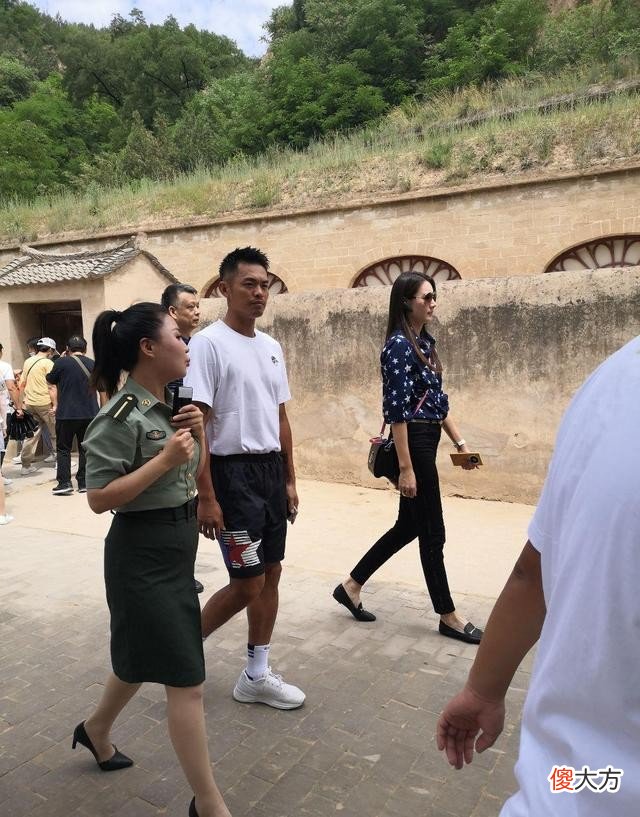 【就爱时尚】林丹妻子一看就是女强人，花衬衫配窄腿裤挺显比例，气场真挺足的
