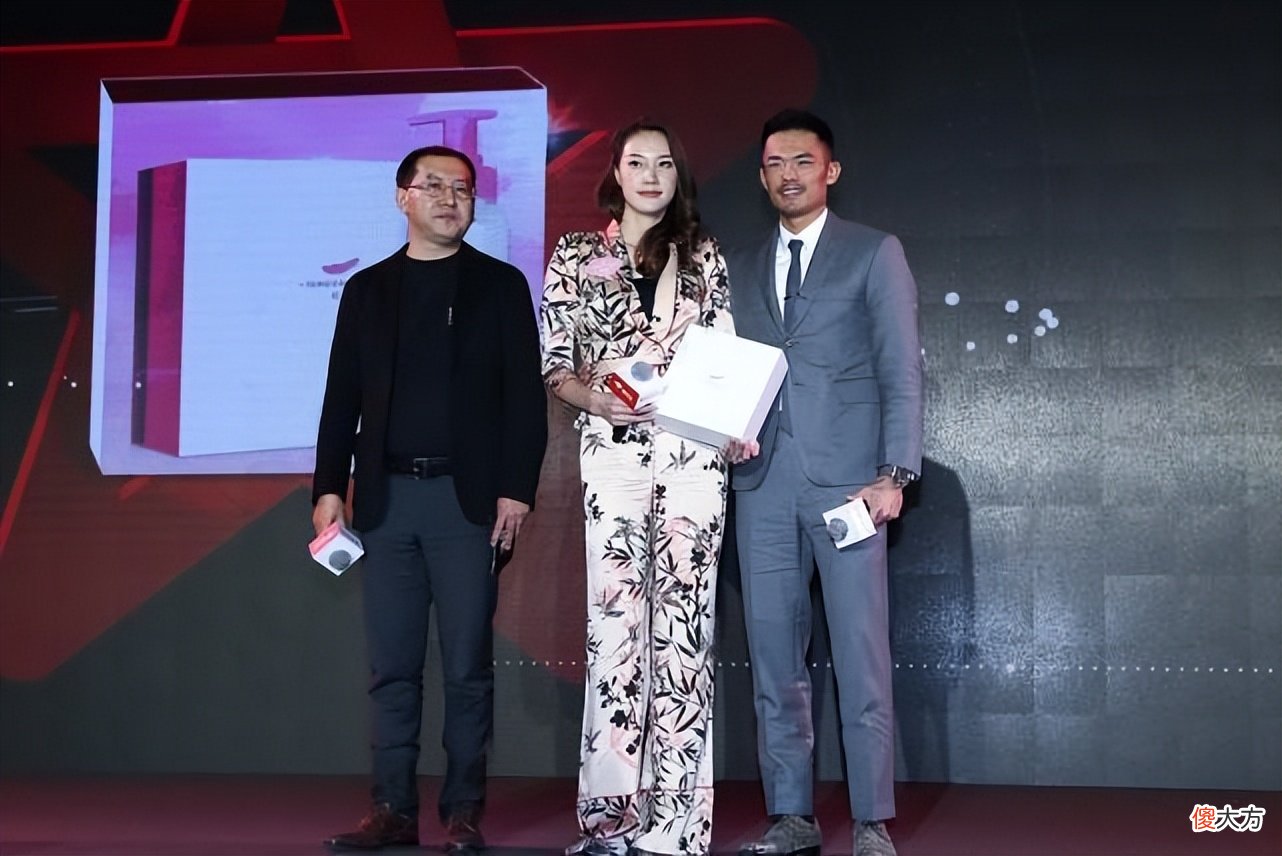 【就爱时尚】林丹妻子一看就是女强人，花衬衫配窄腿裤挺显比例，气场真挺足的