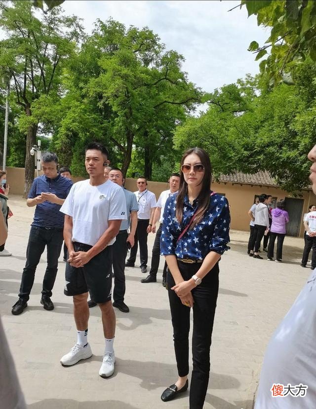 【就爱时尚】林丹妻子一看就是女强人，花衬衫配窄腿裤挺显比例，气场真挺足的