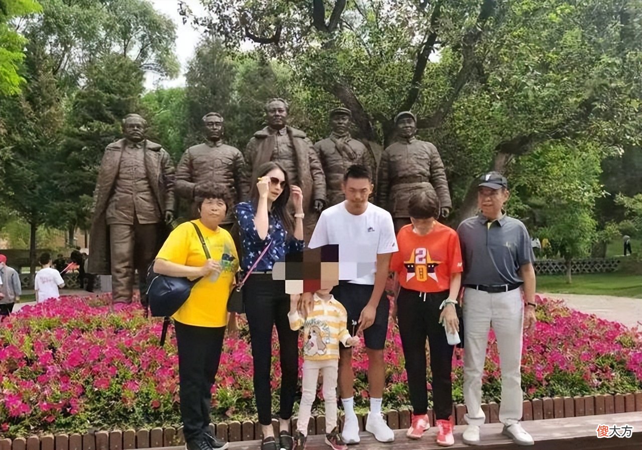 【就爱时尚】林丹妻子一看就是女强人，花衬衫配窄腿裤挺显比例，气场真挺足的