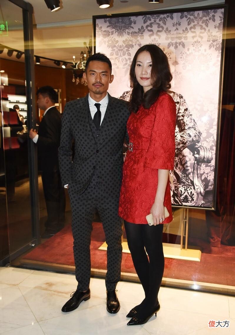 【就爱时尚】林丹妻子一看就是女强人，花衬衫配窄腿裤挺显比例，气场真挺足的