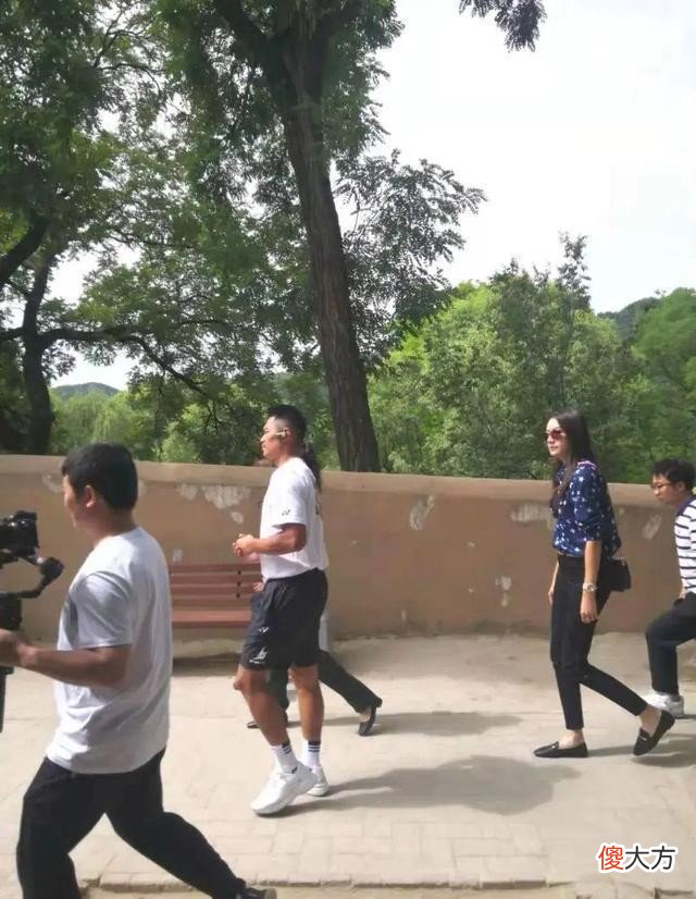 【就爱时尚】林丹妻子一看就是女强人，花衬衫配窄腿裤挺显比例，气场真挺足的