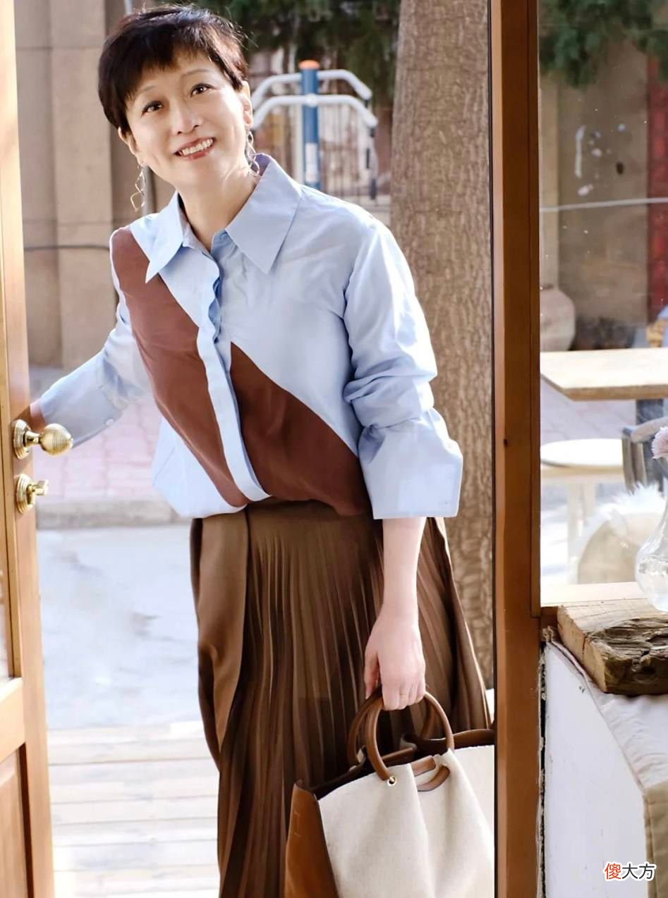 【时尚一点】女人上了年纪，尽量别穿得太花哨！学58岁妈妈的减龄配色，好高级