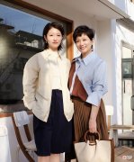 【时尚一点】女人上了年纪，尽量别穿得太花哨！学58岁妈妈的减龄配色，好高级
