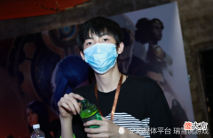 【游戏世界】lol版“闪电五连鞭”小超梦中路如鱼得水一路横推