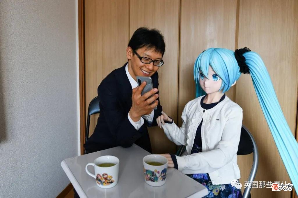小哥与初音未来结婚两年不到，老婆停止服务，只剩一句  无法连接