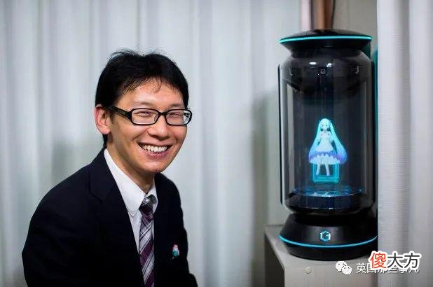 小哥与初音未来结婚两年不到，老婆停止服务，只剩一句  无法连接
