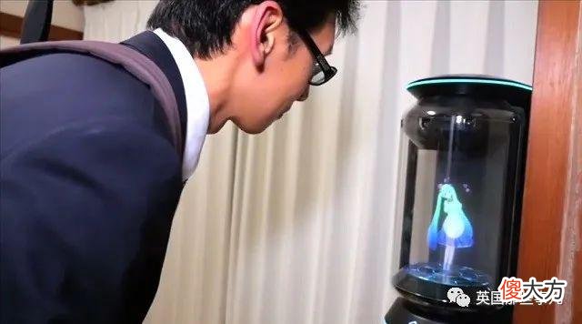 小哥与初音未来结婚两年不到，老婆停止服务，只剩一句  无法连接