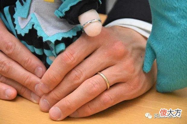 小哥与初音未来结婚两年不到，老婆停止服务，只剩一句  无法连接