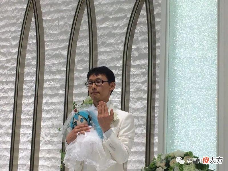 小哥与初音未来结婚两年不到，老婆停止服务，只剩一句  无法连接