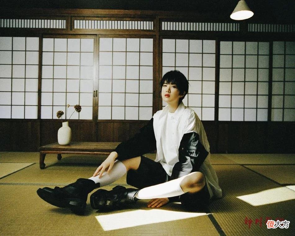 【就爱时尚】姚安娜胶片感大片释出 短发造型加男友风穿搭酷飒十足
