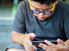 给孩子买手机前家长必须了解的事 家长一定要给孩子买手机