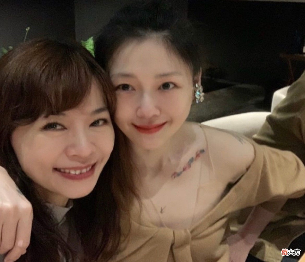 【就爱时尚】大S携二婚丈夫日料店用餐，穿露肩装打扮似少女，不愧是大叔的菜